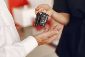 Nova lei permite retomada de veículo sem Justiça: o que muda para quem financia um carro?