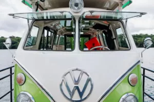 Kombi Corujinha vira barco de luxo e chama atenção por unir nostalgia e inovação sobre as águas