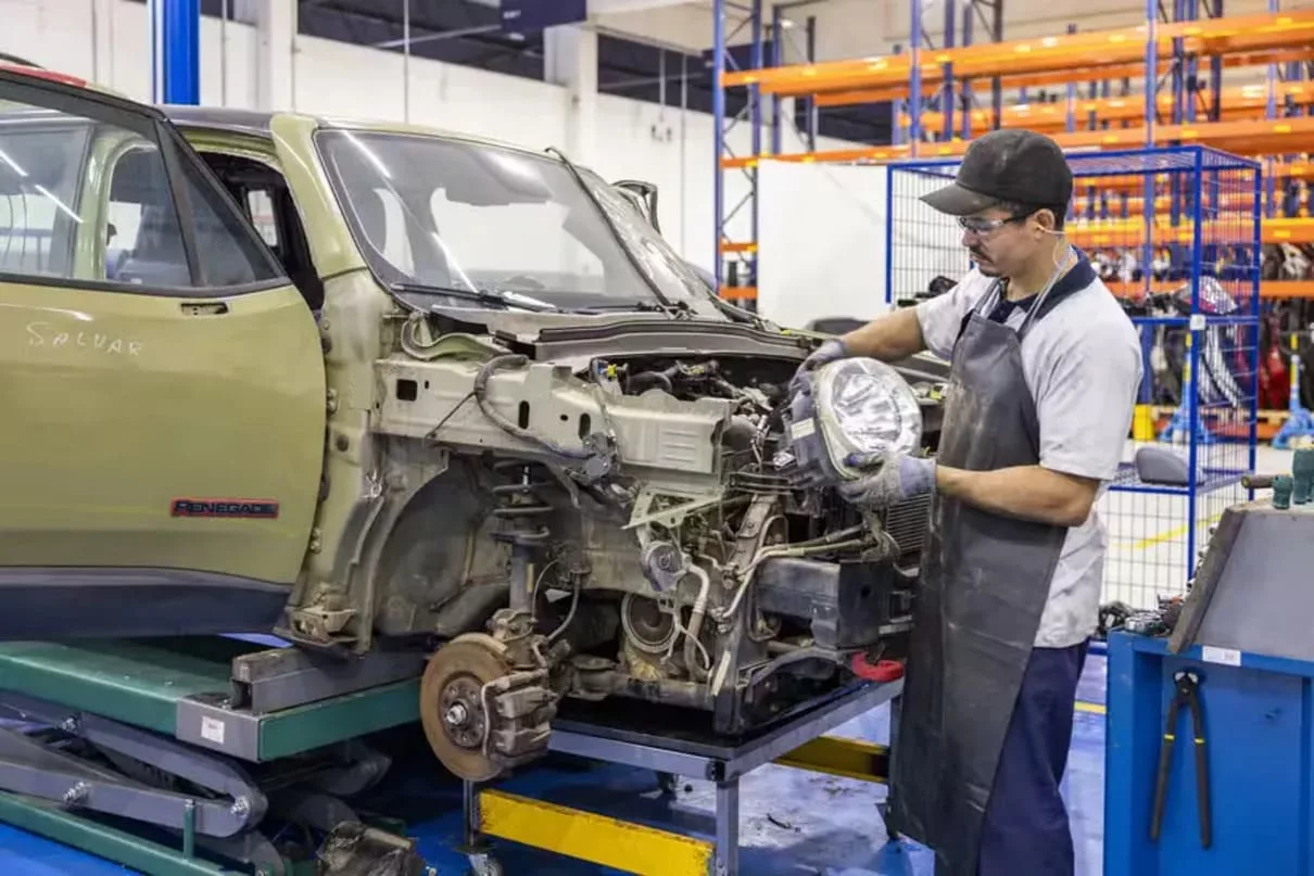 centro de desmontagem veicular da stellantis Reciclagem de peças de carro: Stellantis inaugura centro inédito na América do Sul