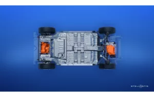 Nova bateria da Stellantis deixa carros elétricos mais leves e eficientes