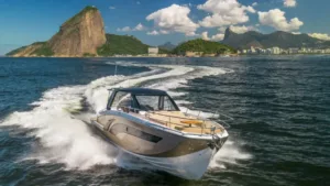 Lancha de luxo brasileira custa R$ 4,5 milhões e vira símbolo de sofisticação sobre as águas