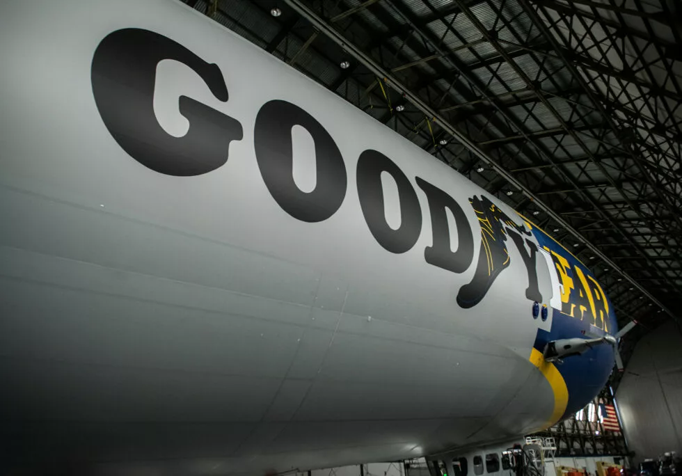 Goodyear Blimp Divulgacao 01 980x684 1 Dirigível da Goodyear completa 100 anos com pintura retrô e homenageia o modelo original
