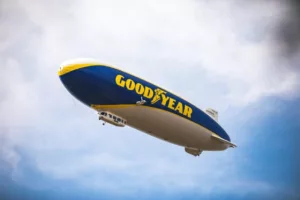 Dirigível da Goodyear completa 100 anos com pintura retrô e homenageia o modelo original