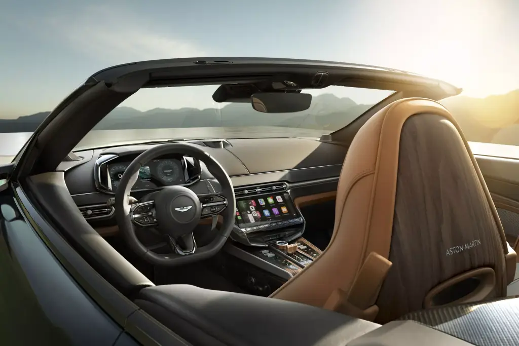 Q By Aston Martin DB12 and Vanquish Volante 8 2048x1366 1 Aston Martin homenageia 60 anos do ‘Volante’ com série limitada