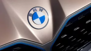 BMW iX3 2025 estreia com novo logotipo e visual mais refinado