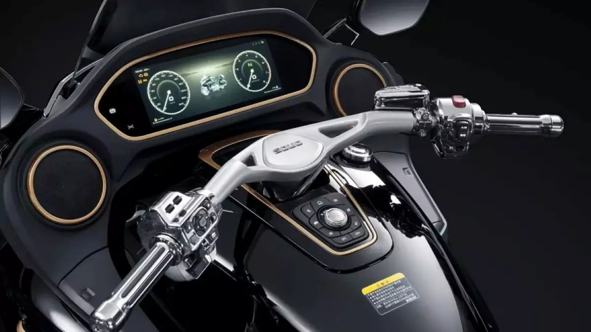 imagem lateral souo 2000 painel Souo S2000CT com motor de 8 cilindros estreia para desafiar Honda e Harley