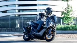 Yamaha NMax 155 chega à Europa com transmissão YECVT e painel digital conectado
