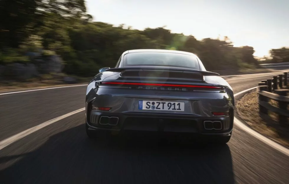 porsche 911 3 Porsche 911 Turbo S 2025 chega ao Brasil com motor híbrido e 711 cv