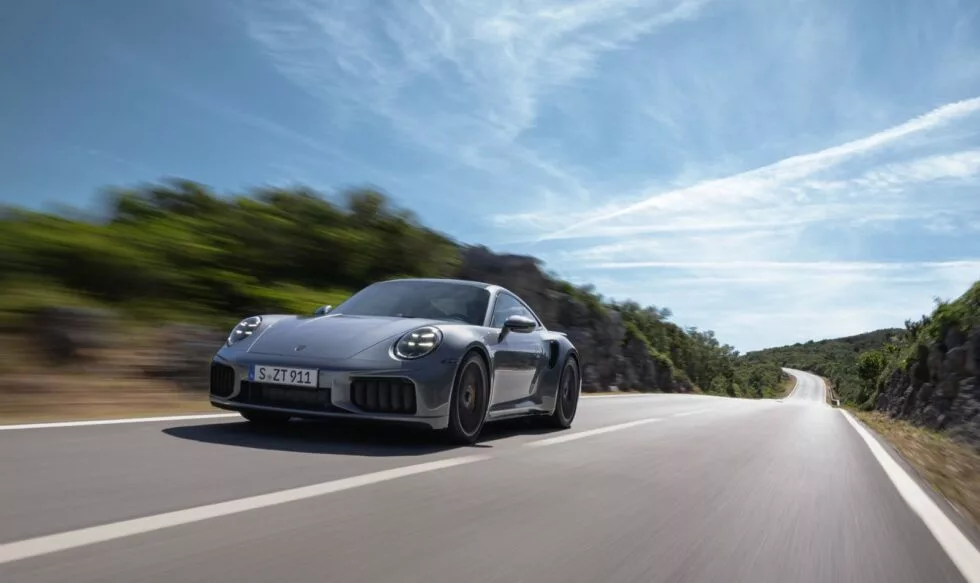 porsche 911 4 Porsche 911 Turbo S 2025 chega ao Brasil com motor híbrido e 711 cv