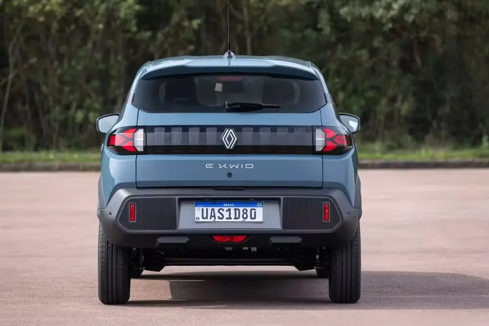 renault kwid e tech 2026 traseira Kwid E-Tech 2026 chega com visual europeu e preço agressivo abaixo dos R$ 100 mil