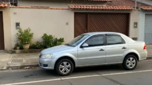 Estacionar em frente à própria garagem: o que diz a lei e quando pode virar infração