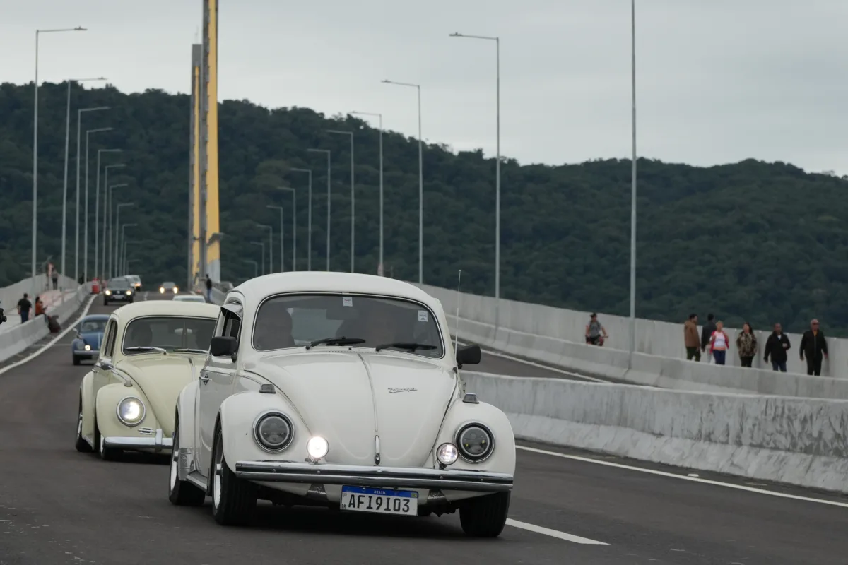 2025 05 23 1o passeio da ponte de guaratuba 26 Fuscas, Opalas e Dodge dos anos 70 desfilaram pela Ponte de Guaratuba num encontro que parou o Litoral