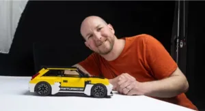 1.200 peças de Lego e 3 meses de trabalho: o engenheiro que recriou o Renault 5 elétrico em escala e surpreendeu a montadora