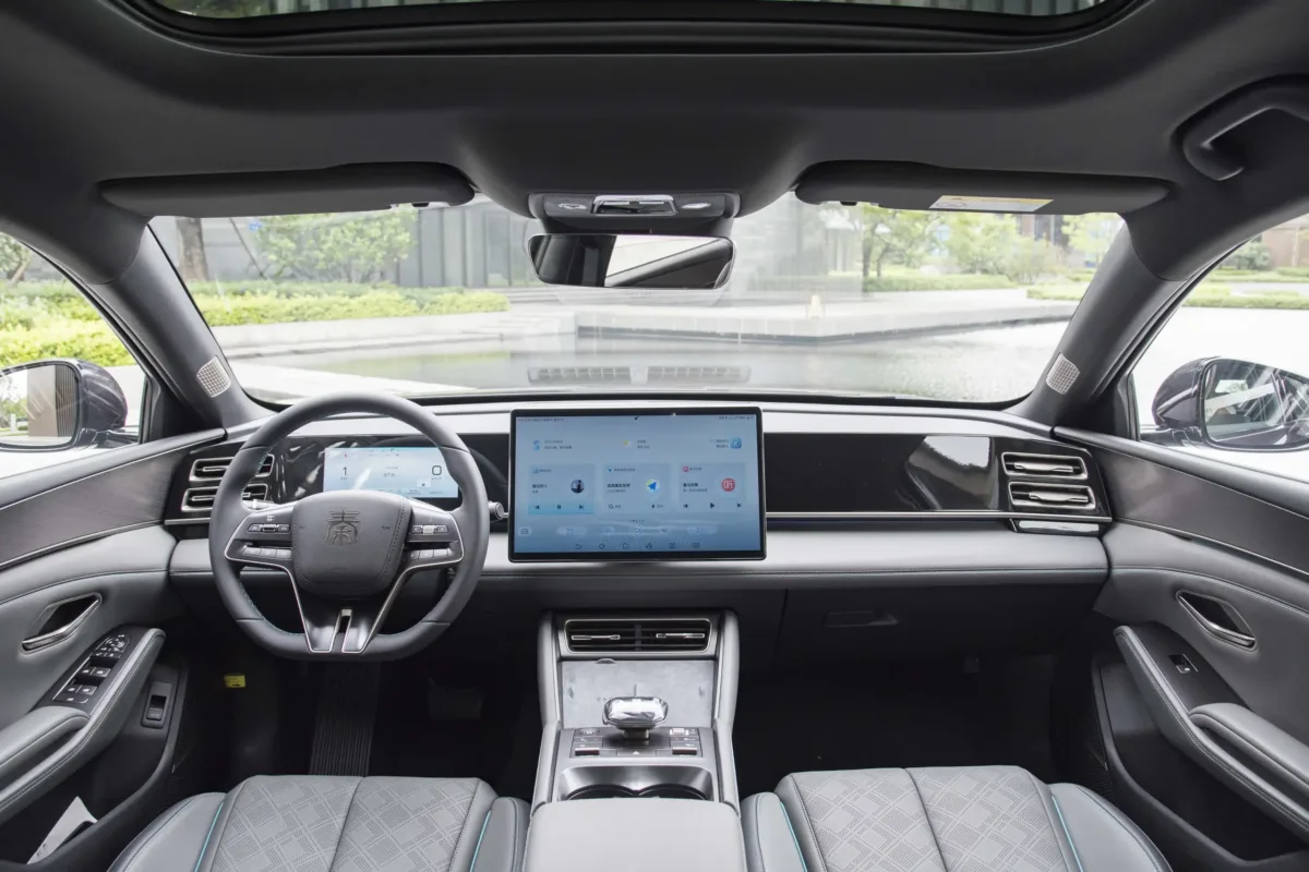 BYD Qin L DM i 2024 interior 1 BYD Qin L DM-i: o sedã híbrido que faz até 36 km/l e deixa Corolla e Civic em alerta