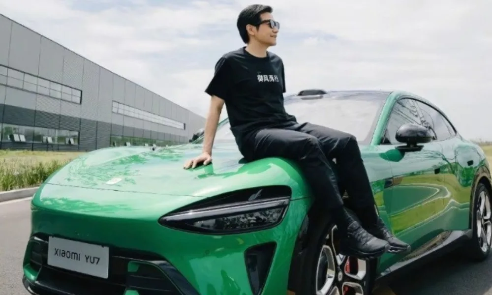 lei jun 55528809 Xiaomi foi fazer carro e entregou um sedã elétrico que humilha superesportivos de R$ 1 milhão