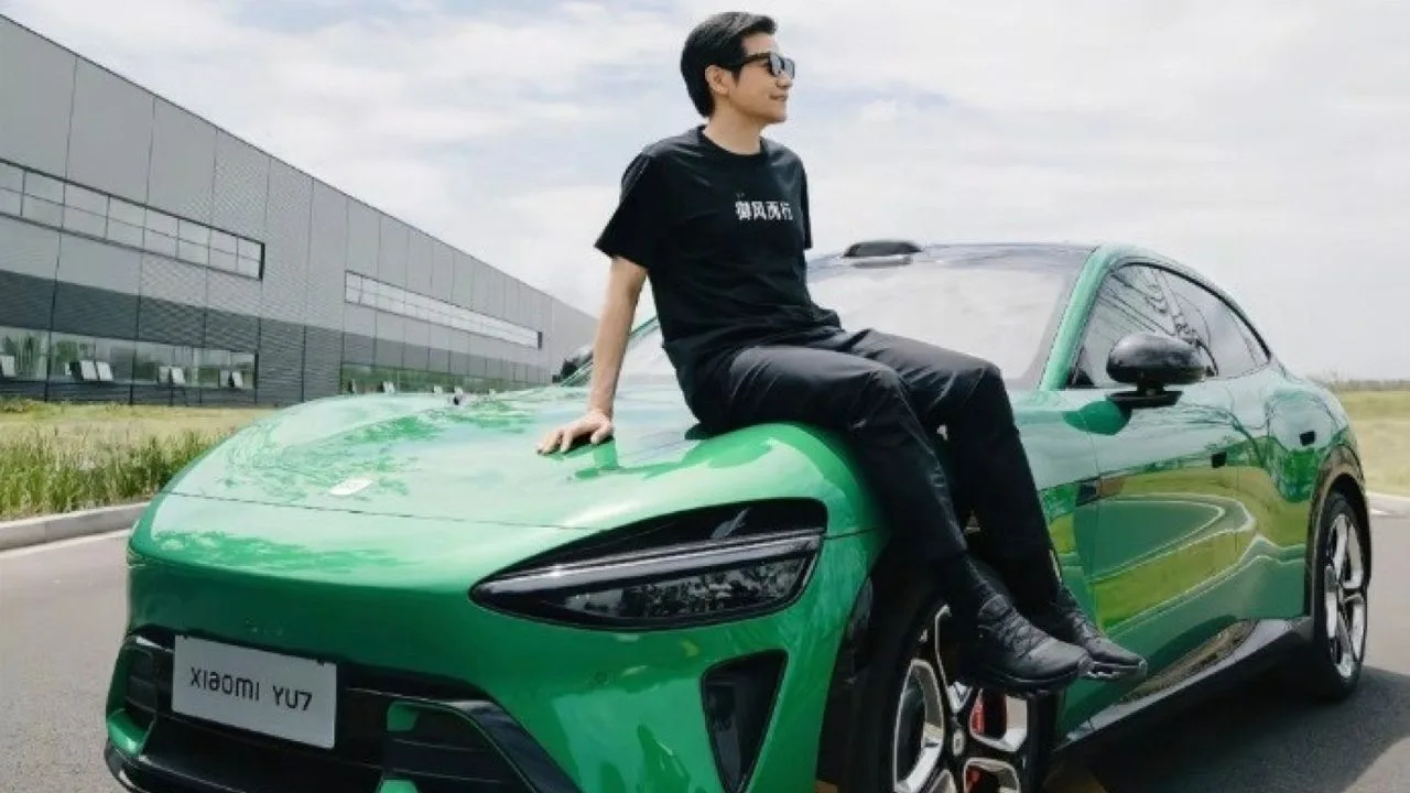 lei jun 55528809 Xiaomi foi fazer carro e entregou um sedã elétrico que humilha superesportivos de R$ 1 milhão