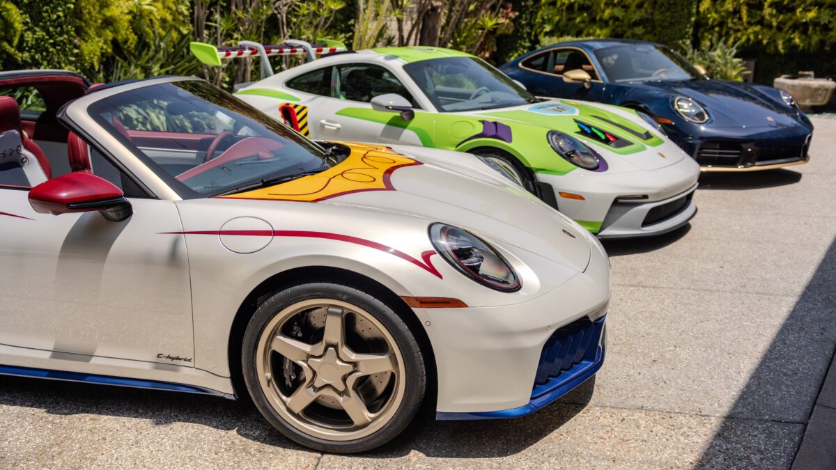 porsche 2 1 A Porsche criou três versões únicas do 911 inspiradas em Toy Story 5 — e elas serão leiloadas por uma boa causa
