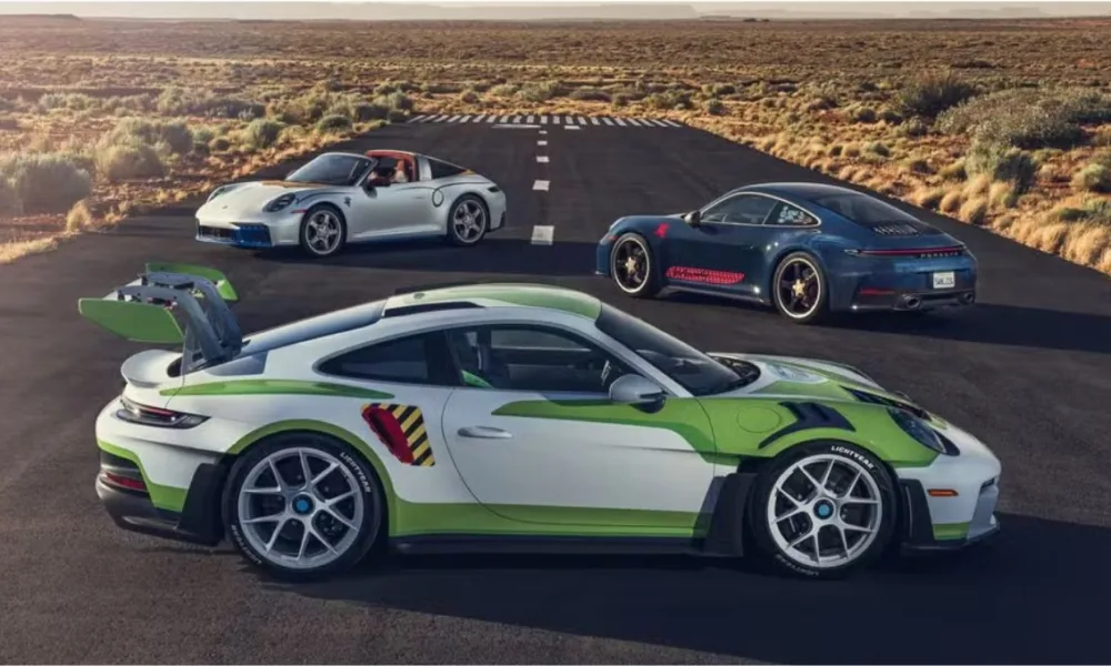 porsche cp A Porsche criou três versões únicas do 911 inspiradas em Toy Story 5 — e elas serão leiloadas por uma boa causa
