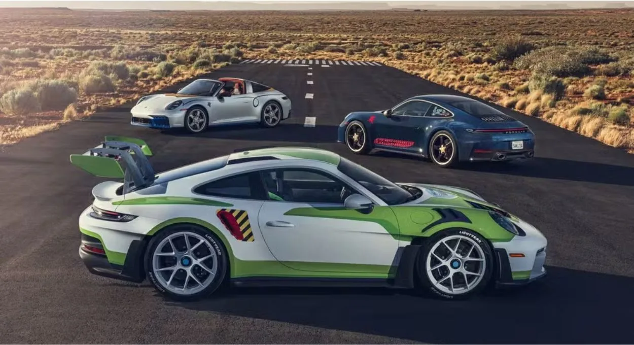 porsche cp A Porsche criou três versões únicas do 911 inspiradas em Toy Story 5 — e elas serão leiloadas por uma boa causa