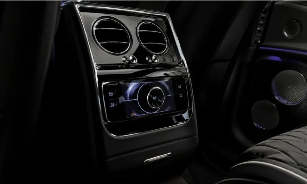 som fly Bentley coloca um estéreo de R$ 170 mil no Flying Spur e o "rádio" vira o item mais comentado do sedã