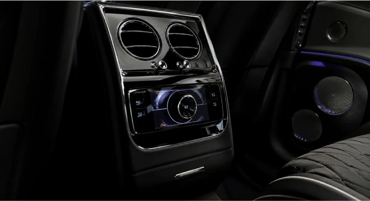 som fly Bentley coloca um estéreo de R$ 170 mil no Flying Spur e o "rádio" vira o item mais comentado do sedã