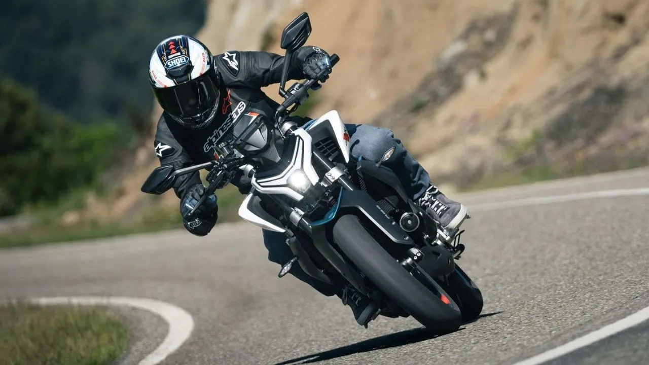 2024 CFMoto 450NK cp CFMoto 450 NK pode ser a próxima aposta da marca no Brasil e o visual já dividiu opiniões
