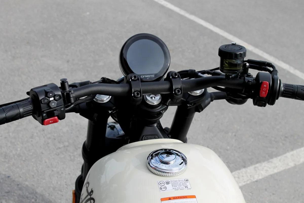 CFMOTO 450 CLC BOBBER MC IVORY WHITE SVEAFORDON 6 CFMoto lança bobber de R$ 33.990 e mexe com quem sonha em ter uma custom exclusiva