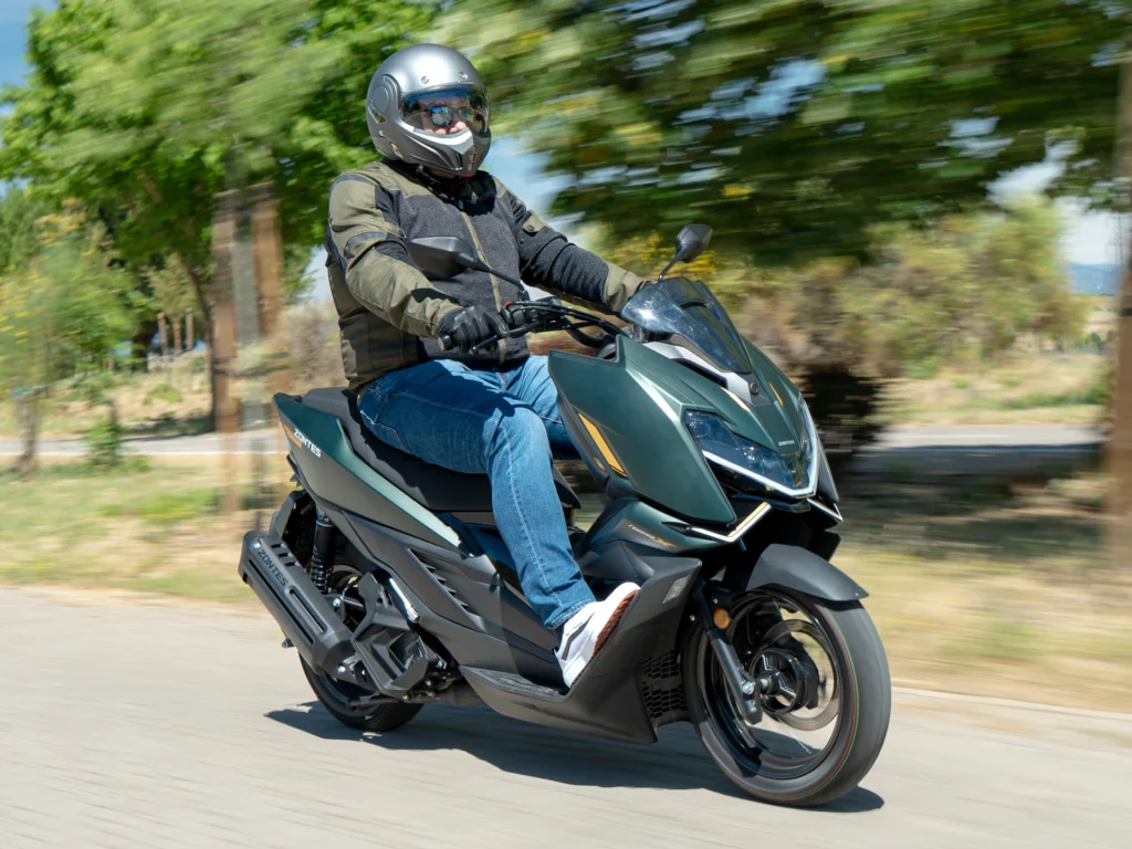 Zontes 125X surpreende com 15 cv e tecnologia de moto premium por preco agressivo 1024x768 1 Essa scooter custa menos que muita bolsa de grife e ainda entrega tecnologia de moto premium: conheça a Zontes 125X