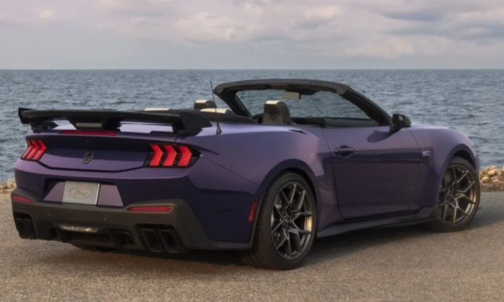 1 2027 ford mustang dark horse sc convertible precision purple press photos exterior 003 rear three quarters tail lights spoiler 67419504 Ford revela o Mustang conversível mais potente da história e ele tem 805 cv