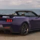 1 2027 ford mustang dark horse sc convertible precision purple press photos exterior 003 rear three quarters tail lights spoiler 67419504 Ford revela o Mustang conversível mais potente da história e ele tem 805 cv