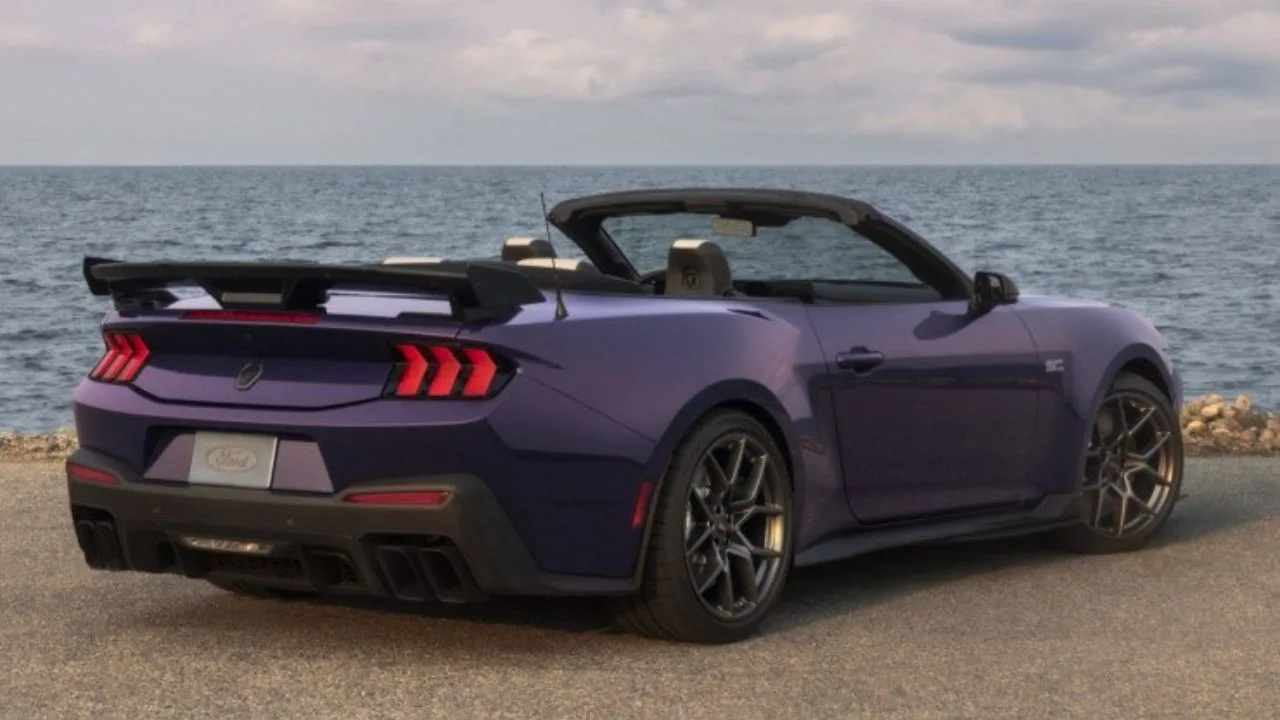 1 2027 ford mustang dark horse sc convertible precision purple press photos exterior 003 rear three quarters tail lights spoiler 67419504 Ford revela o Mustang conversível mais potente da história e ele tem 805 cv