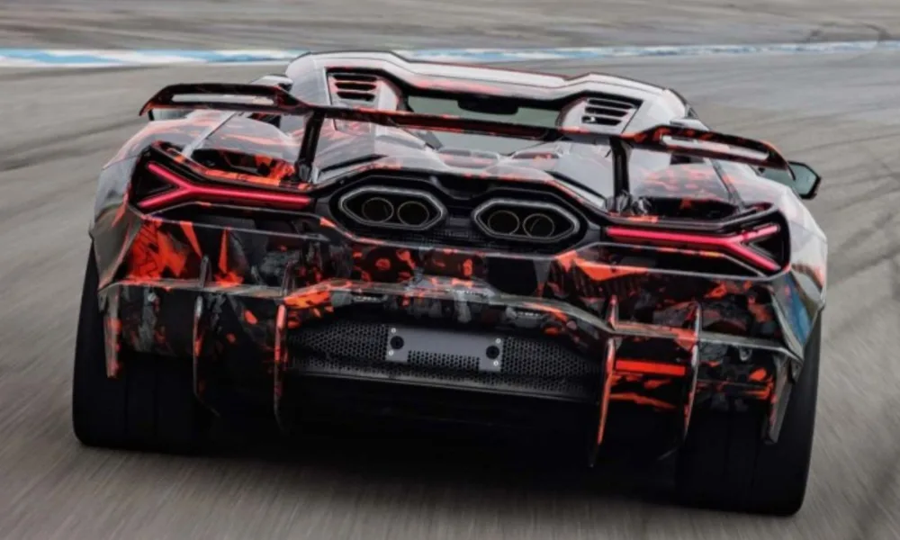 1 lamborghini revuelto sv sets hockenheimring record lap 1 67390145 Lamborghini Revuelto SV bate recorde antes mesmo de estrear oficialmente