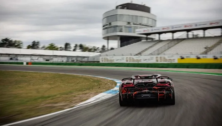 1 lamborghini revuelto sv sets hockenheimring record lap 2 67390159 Lamborghini Revuelto SV bate recorde antes mesmo de estrear oficialmente