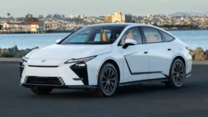 Lexus ES 350h chega ao Brasil rodando quase 19 km/l e com garantia de 10 anos