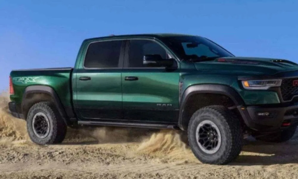 1 ram trx verde 62793610 Ram confirma volta do motor V8 HEMI ao Brasil em 2027: picape 1500 deve ganhar motor mais potente e dividir espaço com o Hurricane