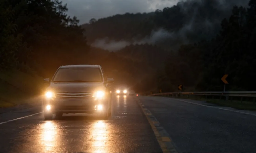 farol estrada Farol aceso em rodovias exige atenção: entenda quando o uso é obrigatório e como escapar da multa de R$ 130,16