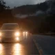 farol estrada Farol aceso em rodovias exige atenção: entenda quando o uso é obrigatório e como escapar da multa de R$ 130,16