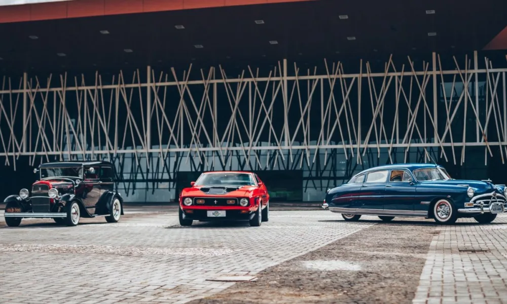 old low car Curitiba recebe a 7ª Old & Low Car neste fim de semana: carros antigos, raridades e shows reúnem milhares de visitantes no Barigui