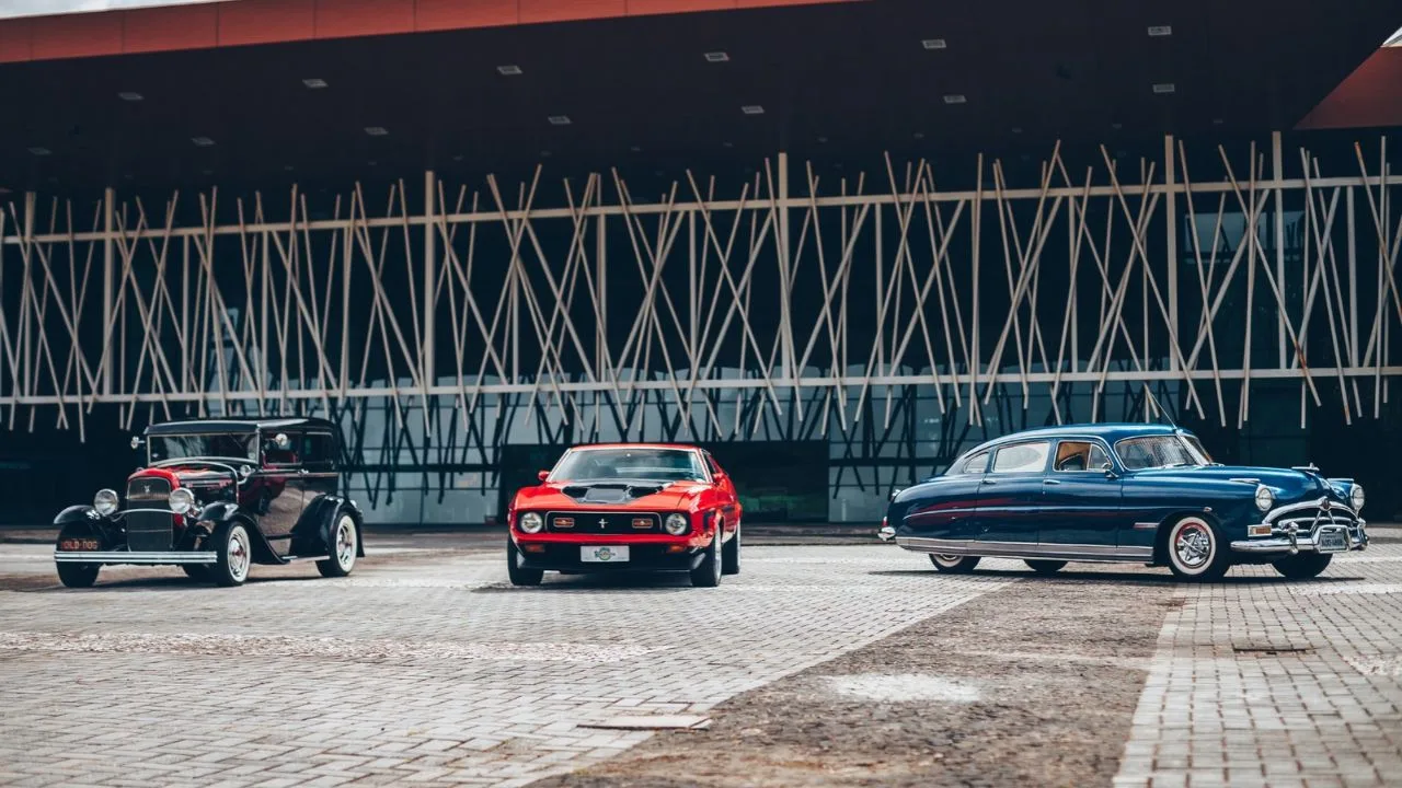 old low car Curitiba recebe a 7ª Old & Low Car neste fim de semana: carros antigos, raridades e shows reúnem milhares de visitantes no Barigui