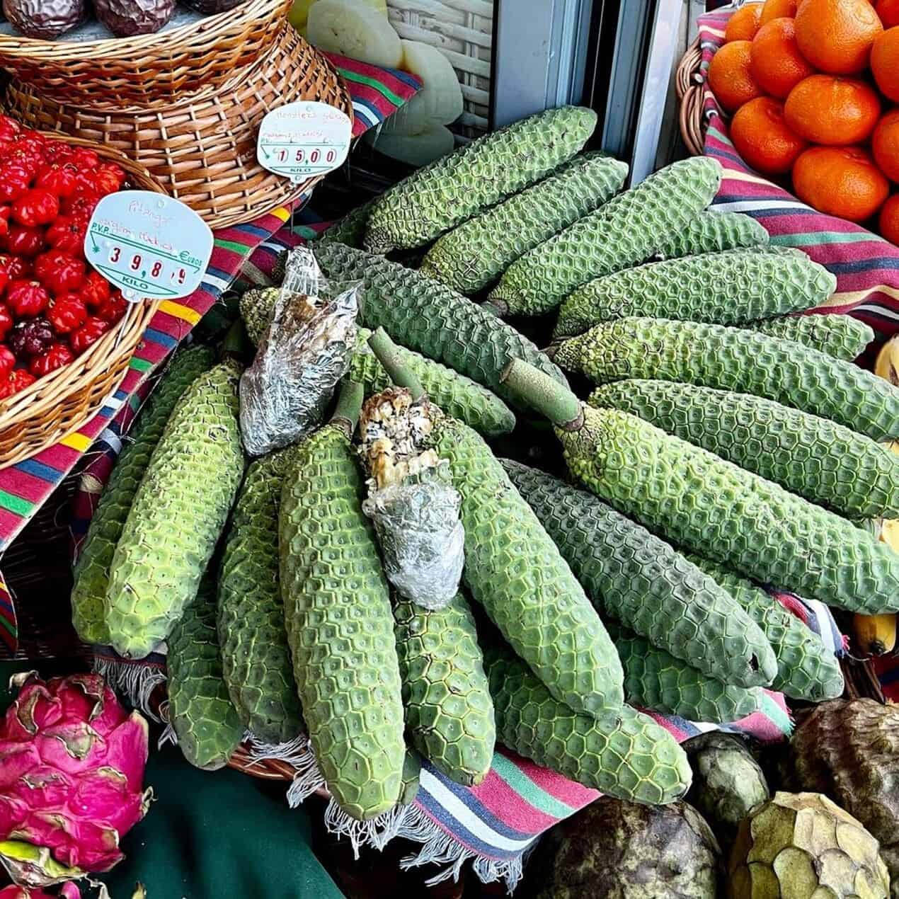 Essa fruta parece milho, cheira a abacaxi e engana quem tem pressa