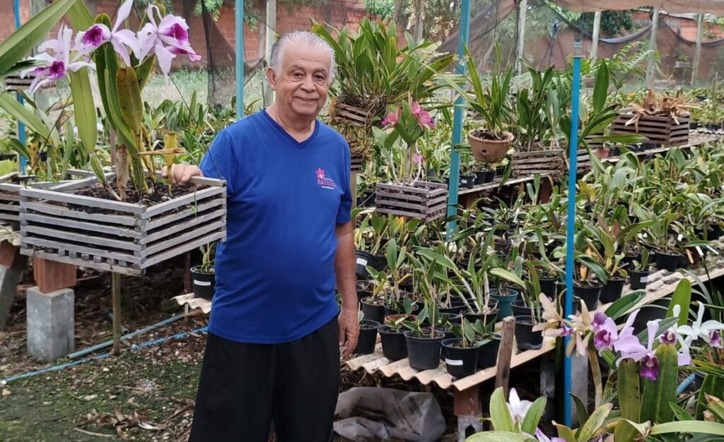 Aposentado transforma hobby em fonte de renda e se reinventa aos 57 anos