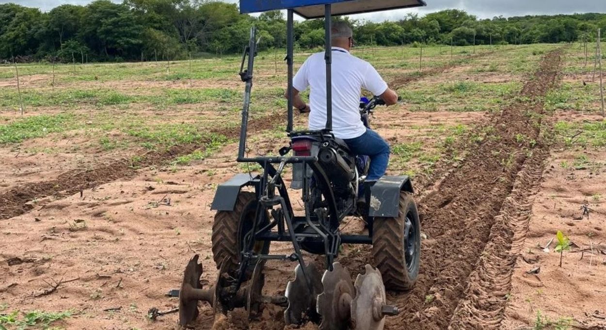 Moto vira mini trator: a solução da Embrapa que mecaniza a agricultura familiar sem pesar no bolso