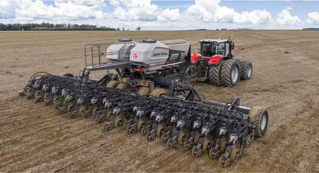 Trator de 425 cv chega ao Brasil com promessa de economizar mais de R$ 400 por hectare na operação de plantio