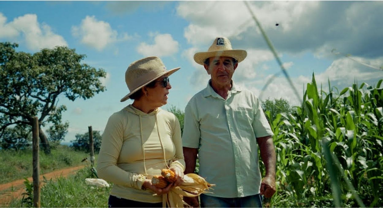 As sementes que esse agricultor espalha pelo mundo não nascem do solo — nascem do conhecimento