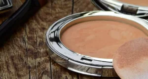 Pó compacto: como escolher e aplicar do jeito certo para uma make impecável