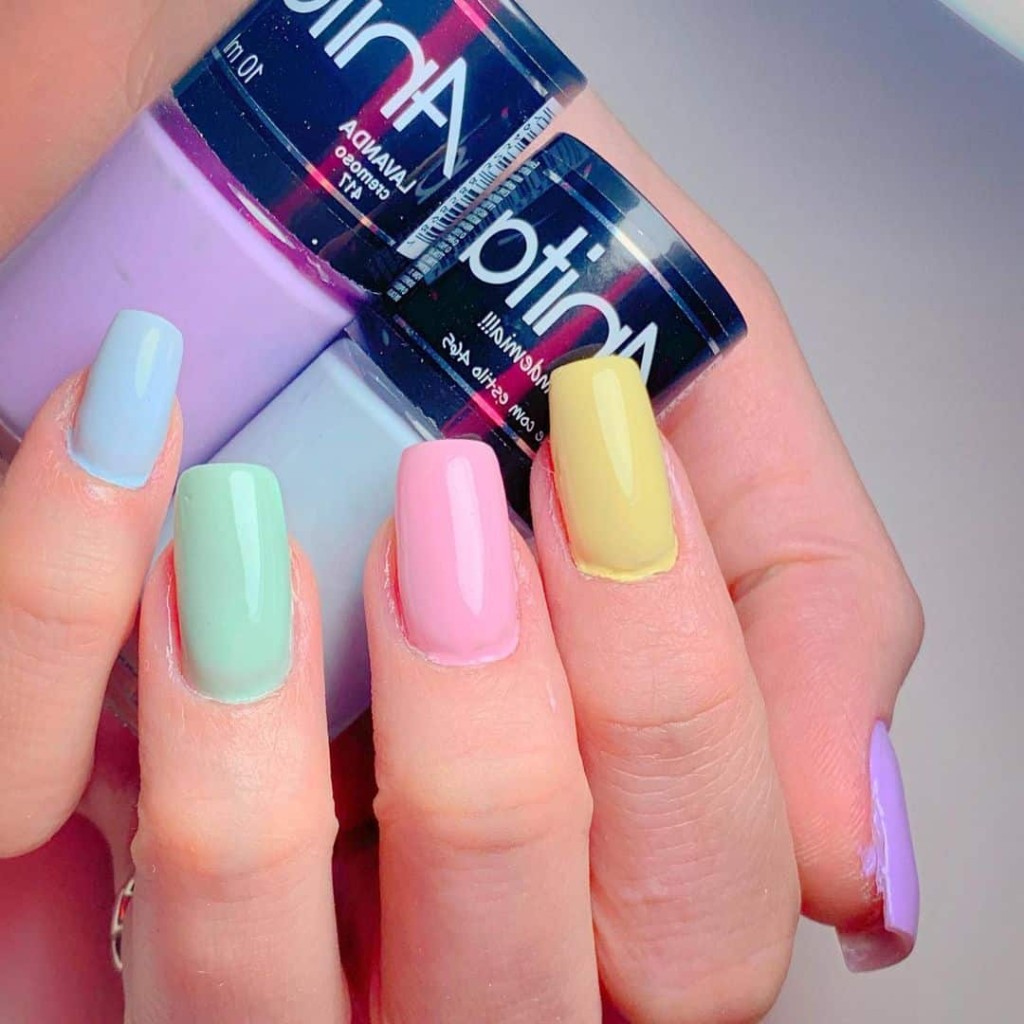 Unhas com esmalte tom pastel