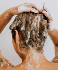 O cabelo pode ser lavado todos os dias? Descubra o que dizem os especialistas