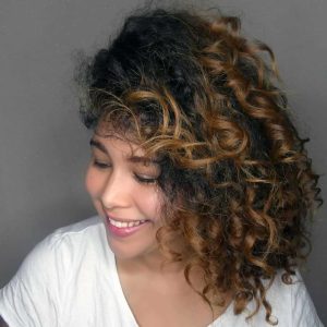Penteado para cabelo cacheado: os 5 estilos que estão dominando o feed das cacheadas