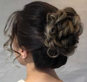 Cansada do rabo de cavalo de sempre? Esses 5 penteados presos simples vão salvar seu cabelo em 5 minutos