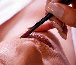 Como fazer o batom durar mais na boca: dicas e truques
